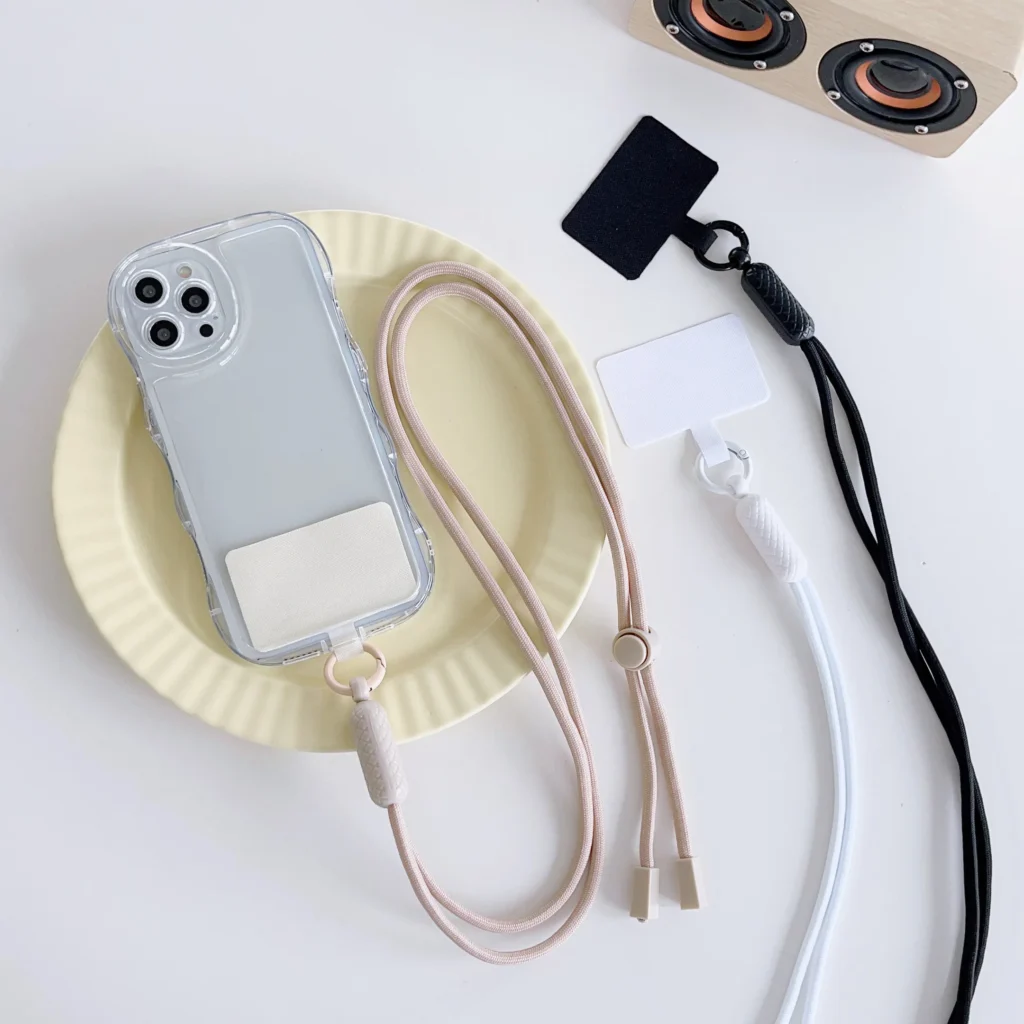 Cordes de téléphone universelle disposées a cote d'un iphone