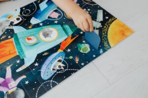 Puzzle coloré avec des motifs de voyage dans l'espace
