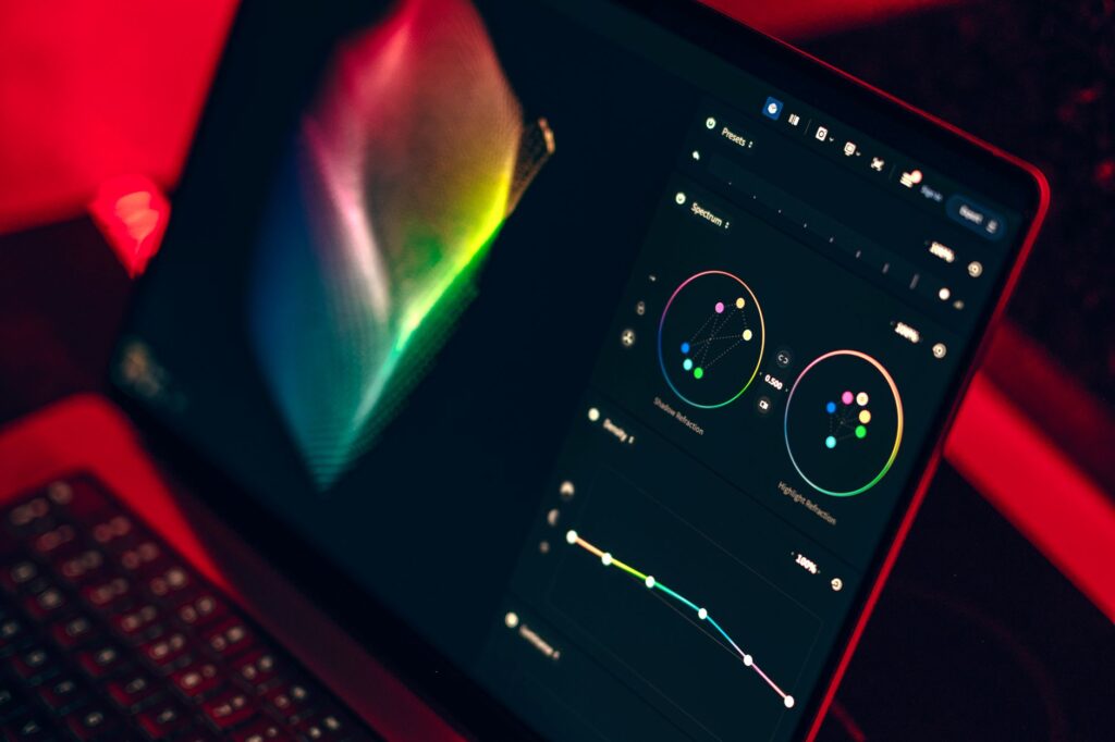 Ecran de logiciel de creation graphique avec un visuel en cours